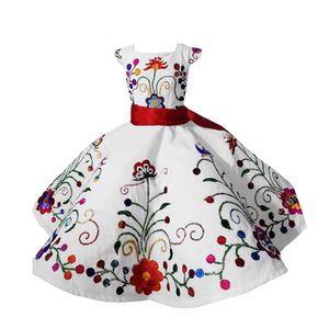 2022ホワイトメキシャンの女の子のページェントドレスQuinceaneraミニボールガウンサテンの花刺繍入り甘い16のドレスのウェディング