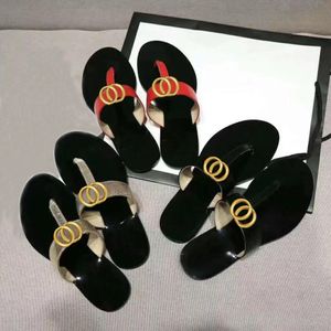 Klassiska män tofflor Sommar Gummibotten kvinna sko strand Slides bokstav Platt klack designerskor sandaler Metallknapp Lazy lady Loafers Flip flops Stor storlek 35-42-45