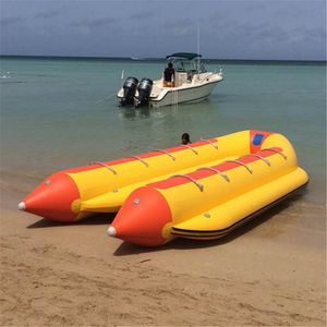 Neu eingetroffene, personalisierte aufblasbare Bananenwippe auf dem Wasser, aufblasbares fliegendes Kanu mit 1–16 Sitzplätzen, Gummiboot, Kajak-Yacht