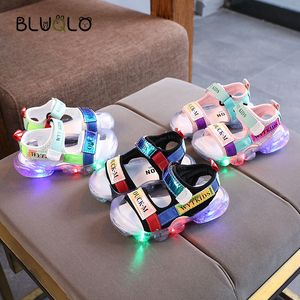 Yaz Çocuk Erkek LED Sandalet Moda Plaj Parlayan Çocuklar Kaymaz Ayakkabı Işıklı Bebek Çocuk Kız Parti Sandalet 2022 220301