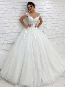 2022 Vår Elegant Tulle Princess Bröllopsklänningar Brudklänningar Sheer Neck Cap Sleeves Lace Applique Garden Långtåg Brudklänning med Back Knappar Robe de Mariage