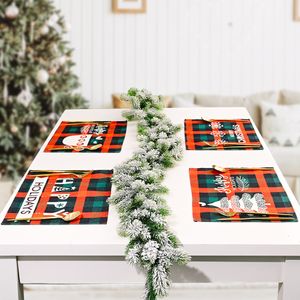 Świąteczne podkładki Czerwone i zielone Check Plaid Dining Stół Maty Strona główna Xmas Decoration 44 x 33 cm KDJK2108