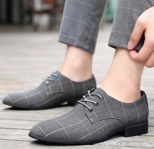 Mężczyźni Luxurys Buty Ślubne Mikrofibry PU Skórzane Formalne Biznesowe Wskazane Toe Designer Man Office Work Sukienka Dress Shoe Men's Oxford Mieszkania