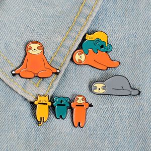 Gulliga tecknade sloth broscher set 4pcs lapel pins djur på marken emalj måla legering märken för tjejer skjorta smycken gåva kläder tillbehör