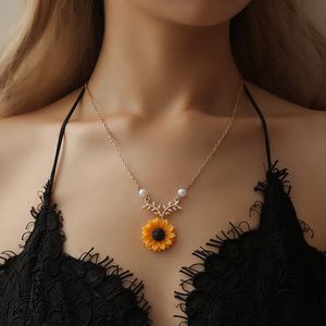 Genshin Impact Sunflower Pendant Halsband för kvinnor Kreativa imitationspärlor Smycken Lämna halsbandkläder Tillbehör