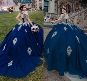 2021 패션 로얄 블루와 골드 Quinceanera 드레스 달콤한 16 소녀 높은 목 콜드 쇼 러 아플리케가 긴 기차 공 가운 공식적인 드레스