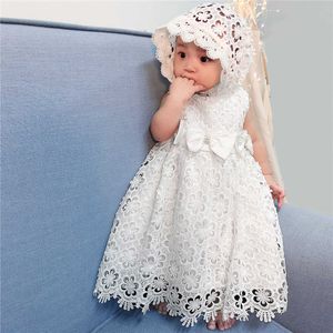 Säuglings Baby Mädchen Spitze Taufe Weißes Kleid für Kleinkind Taufe Hallow out A-Line mit Cape Party Kostüm Set 210529