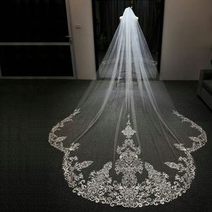 Veli da sposa asimmetrici Appliques in pizzo Lunghezza cappella Accessori da sposa con pettine Velo da sposa bianco avorio a uno strato