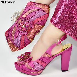 Fuchsiafarbenes Set aus italienischen Schuhen und Taschen für Damen, verziert mit Strasssteinen. Italienische Schuhe mit passenden Taschen für Hochzeit, Party