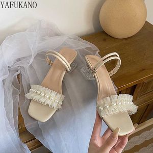 Eleganti sandali da donna con volant in pizzo dolce Crystal Clear Square Tacco medio Tacchi alti Fashion String Bead Pearl Pantofole Party Slides Y0608