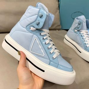 Womens Macro Reciclado Nylon e Couro Brilhante High-Top Sapatos Esportivos Milan Designer Sneakers Triângulo Padrão Com Salto De 3.5cm Tamanho Europeu 35-46