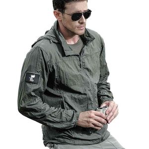 Легкая водонепроницаемая тактическая куртка мужчины летние дышащие тонкие капюшоны военную портативную ветровку армейские куртки кожи 210818