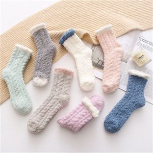 Mercan Kadife Kalın Havlu Çorap Lady Kış Sıcak Kabarık Yetişkin Şeker Renk Zemin Uyku Bulanık Çorap Kız Çoraplar 2 adet / Çift CCA11917 73 Y2