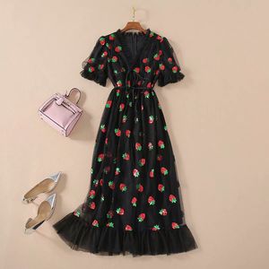 Runway Stamping Sparkling Black Morango Mulheres Manga Curta V Pescoço Lace Up Bow Ruffles Mesh Tulles Vestido Longo 210416