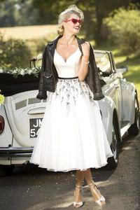 Vintage czarno -biała sukienka ślubna długość herbaty 2021 Krótka linia suknie ślubne aplikacje Koronkowe rękawe zbiornikowe sukienka panny młodej 2771