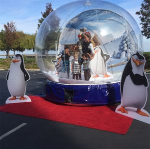 Sfondo personalizzato Bellissimo globo di neve gonfiabile Photo Booth cupola a bolle In vendita 3M, 4M Dia Human per decorazioni natalizie Cortile di Natale in nave / treno fino alla porta