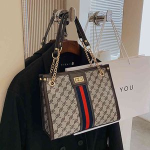 Wholesale 2022 Factory Wholesale New Model Old flower women's autumn and winter high-capacity chain single shoulder style versatile bags