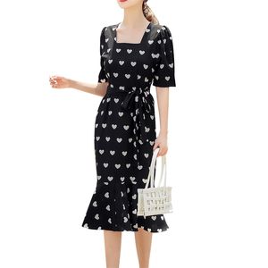 Fransk retro kärleksmönster Ruffle Fishtail Klänning Trumpet Sommar Slim Knee Längd Black Mermaid Vestido Mujer 210601