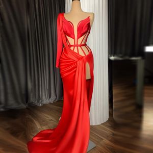 Seksi kırmızı illüzyon yüksek yan bölünmüş uzun balo elbiseleri bir omuz saten kırmızı halı balo elbiseleri resmi elbise gece önlükleri abendkleid260h