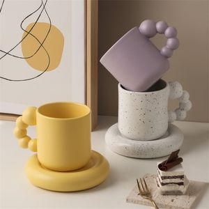 325ml kreativ kaffekopp och tallrik med spinbollshandtag Nordic Home Decor Handgjorda konst te muggfack Personliga gåvor för henne 210804