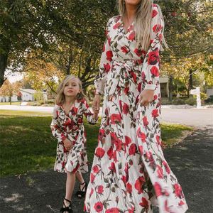 Mama i córka Kwiatowy Długim Rękawem Sukienka Ubrania Rodzina Wygląd Dopasowywanie Stroje Weselne Mommy Me Dresses 5-12 210724