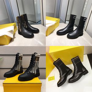 Med Box Den senaste hösten/vinterstövlarna Electronic Shoes Brodery Matchande färgbrev Rund huvuddel för kvinnor Martin Designer Platform Luxury