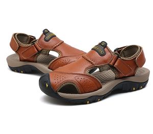 Läder herrdesigner Sandaler Tofflor Högkvalitativa Casual Men Skor Sommar Utomhus Beach Mens Sandal Fashionable Sneakers
