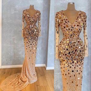 2022 Lyxig guld Sequined Lace Prom Dresses Wear Crystal Beaded Sequins African Dubai V Neck Långärmad Sleeves Mermaid Evening Vintage Formell Party Pageant Gowns