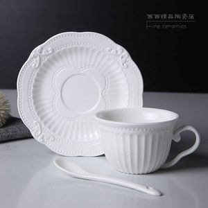 180ml. Biała wytłaczana porcelanowa kubek espresso z spodkiem, filiżanki ceramiczne herbaty i zestawy spodek, Tasse Cafe English Boże Narodzenie Cup 210611