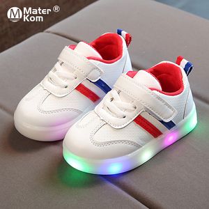 サイズ21-30子供用LEDの靴赤ちゃん女の子のための輝くスニーカーのための輝くスニーカーライトアップと唯一の明るいスニーカーテニス210303