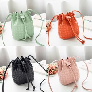 Mode Kids Diamond Plaid Embossing Purse Girls Pu Leating Bucket Bag Designer Barn Messenger Läppstift Väskor Kvinnor Mini Wallet 3054 Q2