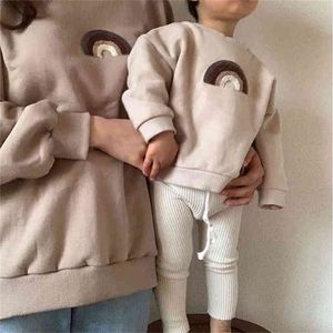 가족 일치하는 어머니 아들과 딸 의류 유아 아기 소년 소녀 탑스 후드 티 레인보우 자수 스웨트 셔츠 복장 210922
