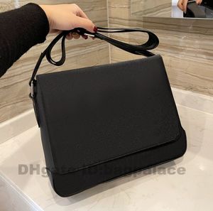 Men Luxurys Designers Bags Genuine Leather Wallet Pocket Celephone Black Shoulder Crossbody Package Clutch Handbags Stock 3A Classic