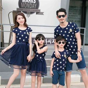 Sommer Baumwolle Familie Passende Outfits Mutter und Tochter Mesh Kleid Papa Sohn Blau Weiß Sterne Kurzes T-shirt Kinder Kleidung 210724