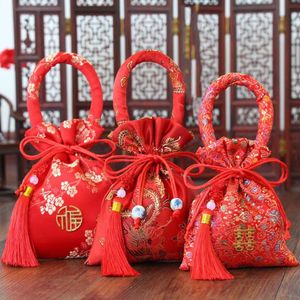 Embalaje Chino al por mayor-Envoltura de regalo Estilo chino rojo con borlas Brocado Brocade novia y novio bolsa de caramelo a favor de la boda manija del paquete