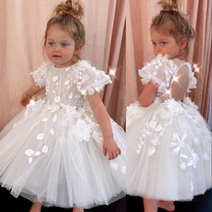 2021 Flower Girls Dresses For Weddings Lace Appliques Kortärmad Knee Längd Födelsedag Klänning Barn Party Kids Girl Ball Gowns 3D Blommor Blommor Kristallpärlor
