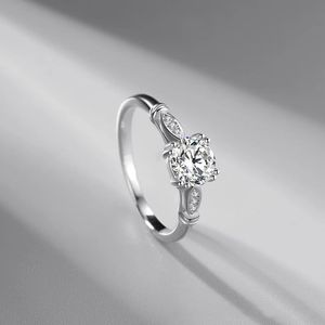 American Light Luxury Imitazione Moissanite 925 Sterling Silver Platinum Plated Flower Design Ring Personality Jewelry Fashion