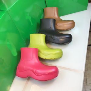 Pöl stövlar 2021 Designer Luxury Women Rain Boot Rubber Vamp Bomull Foder Chelsea Ankel Booties