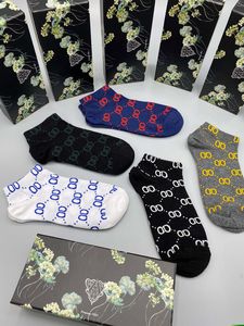 Kutu rastgele renk ile 2021 Yüksek kaliteli moda Bayan Tasarımcılar Çorap Beş Çift Luxe erkek Spor Kış Mesh Harf Baskılı Çorap