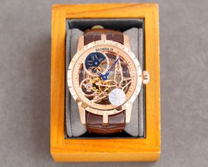 Tabela Watch Tourbillon ozdobiona luksusowym eleganckim chłodnicą na automatycznym łańcuchu Hollow Out Unikalny rdzeń maszyny składa się z 167 części 46 mm męskich na rękach na rękę