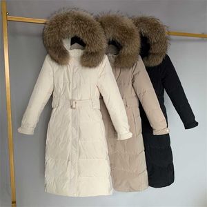 Kvinnor 90% Vit Duck Down Coat Stor Naturlig Raccoon Fur Long Jacket Loose Hooded Tjock Parkas Kvinna Överrock med Bälte 211013