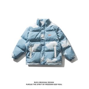 Giacca invernale imbottita in cotone Harajuku Uomo Parka Blue Sky Nuvole Stampa Streetwear Unisex Coppie Cappotto da baseball oversize 211124