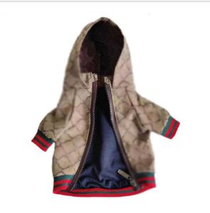 Abbigliamento per cani da compagnia Modello classico per esterni Moda Imbracature per animali domestici regolabili Cappotto Felpe con cappuccio con orsacchiotto carino Accessorio per collare per cani di piccola taglia