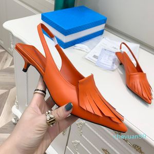 2021豪華なデザイナー女性の靴ハングバッグスニーカーブラックレッドイエローピンクのドレストレーナートリプルSサンダルローヒールシューズ