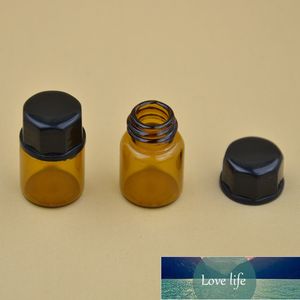 Бутылка оптом 100 шт. 1 мл Стеклянная косметическая упаковка мини-эфирным нефтяным контейнером 3CC с черной крышкой