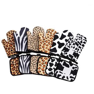 2pcs Insulation Gloves Leopard Pattern Kitchen Pad Cooking Microwave Baking BBQ Oven Potholders Mitts
