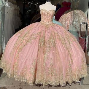 2021 Lusso Blush Pink Abiti stile Quinceanera Ball Gown Puffy Sweetheart Oro Applicazioni di pizzo Perline di cristallo Sweet 16 Party Prom Dress Abiti da sera Corsetto Indietro