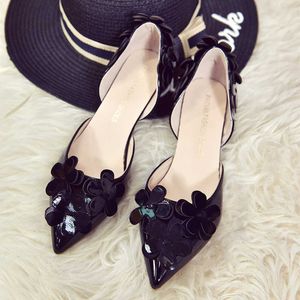 Koreanische Joker süße komfortable Tiefhäler Frauen Blume dünne Ferse Sandalen Lackleder spitze Zeh-Ausschnitt Sandalias Zapato Mujer y0721