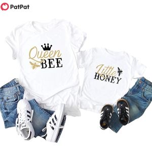 Sommer BEE AND HONEY Buchstabendruckmuster Weiße Tops für Mama und mich Kurzarm-T-Shirts 210528