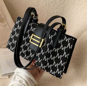 HBP Kvinnors One-Shoulder Small Fashionable Square Bag Fashion Women Bags Model